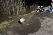 Die Schlaufe des neuen Seils am Poller des Uferweges wird fixiert