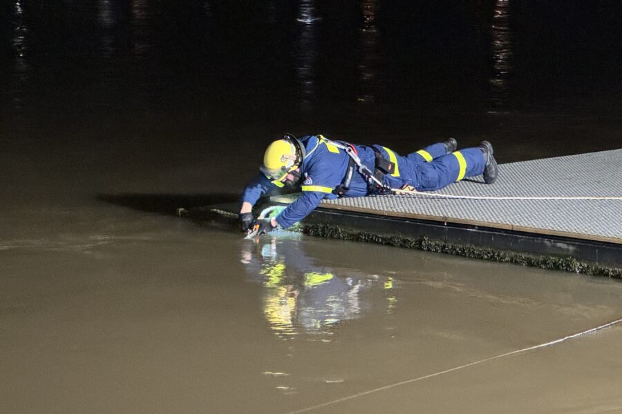 Anbringen eines provisorischen Seils zur Lageoptimierung der Pritsche für die Endmontage