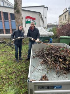 Heinz und Jörg auf dem Außengelände