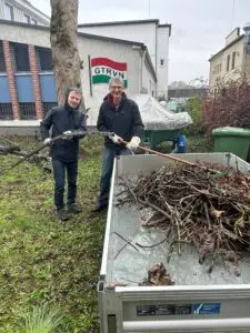 Heinz und Jörg auf dem Außengelände