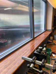 Das Fenster in der Werkstatt freut sich über eine neue Fensterbank