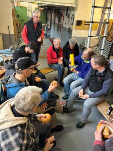 Gemütlicher Abschluss eines erfolgreichen Aktionstages mit alkoholfreiem Radler und Fleischwurstbrötchen