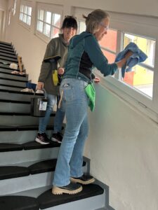 Das gehört auch zum Frühjahrsputz: Gilda und Kirsten beim Fensterreinigen