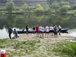 Die Boote werden zu Wasser gelassen