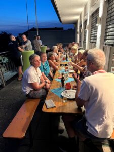 Gut gelaunte Gesichter in der GTRVN-Taverne