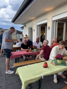 Die Tische füllen sich ...