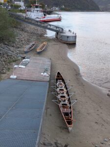 ... liegen auf dem Sandstrand.
